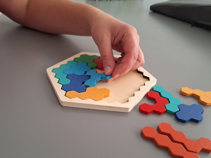 Hand mit Puzzlespiel