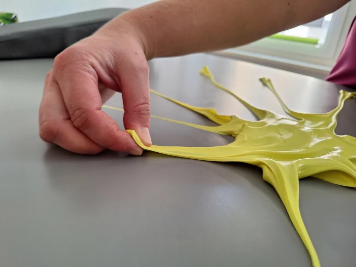 Hand, die Therapieknete verformt
